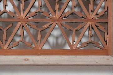 アンティーク建具　昭和初期　組子入り　幾何学模様の組子と繊細な格子が調和した欄間2枚セット　(R-085627)