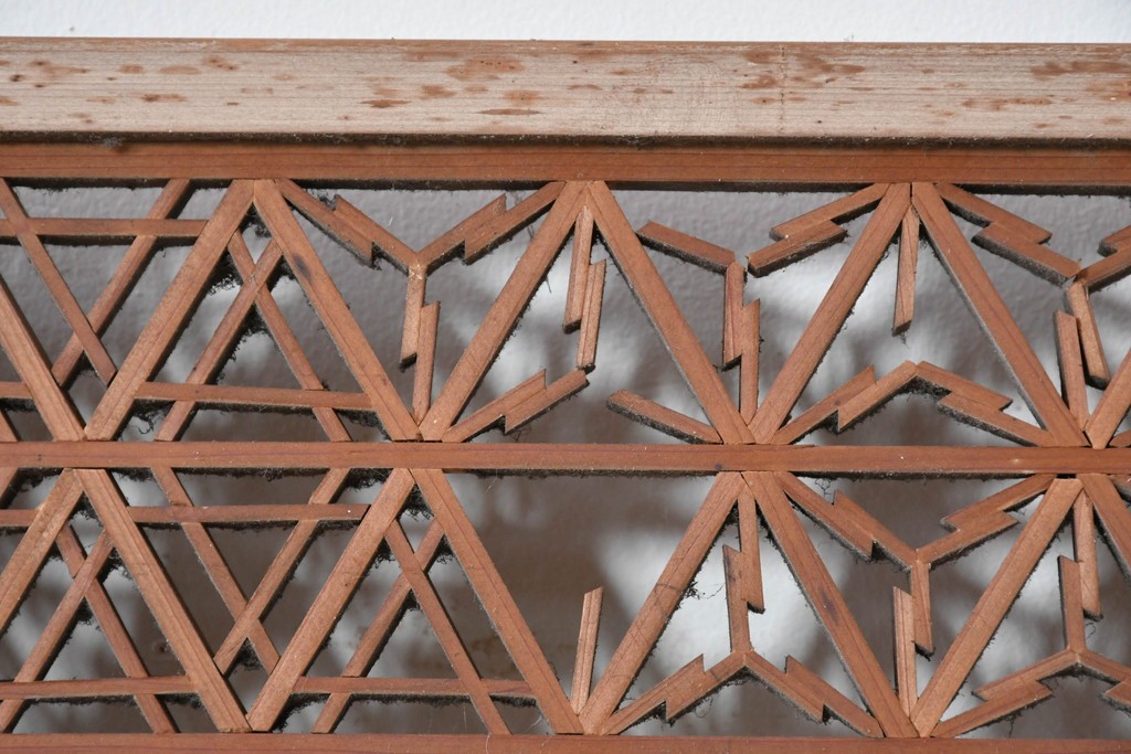 アンティーク建具　昭和初期　組子入り　幾何学模様の組子と繊細な格子が調和した欄間2枚セット　(R-085627)