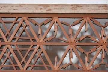 アンティーク建具　昭和初期　組子入り　幾何学模様の組子と繊細な格子が調和した欄間2枚セット　(R-085627)