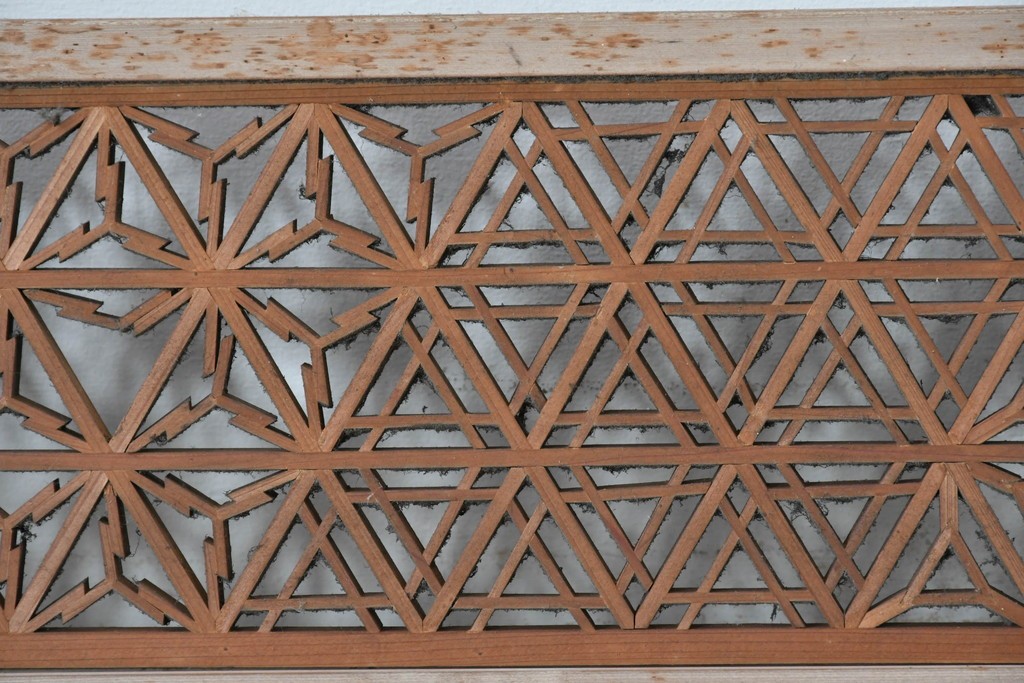 アンティーク建具　昭和初期　組子入り　幾何学模様の組子と繊細な格子が調和した欄間2枚セット　(R-085627)
