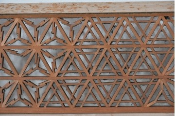 アンティーク建具　昭和初期　組子入り　幾何学模様の組子と繊細な格子が調和した欄間2枚セット　(R-085627)