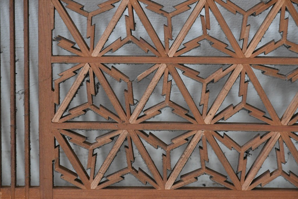 アンティーク建具　昭和初期　組子入り　幾何学模様の組子と繊細な格子が調和した欄間2枚セット　(R-085627)