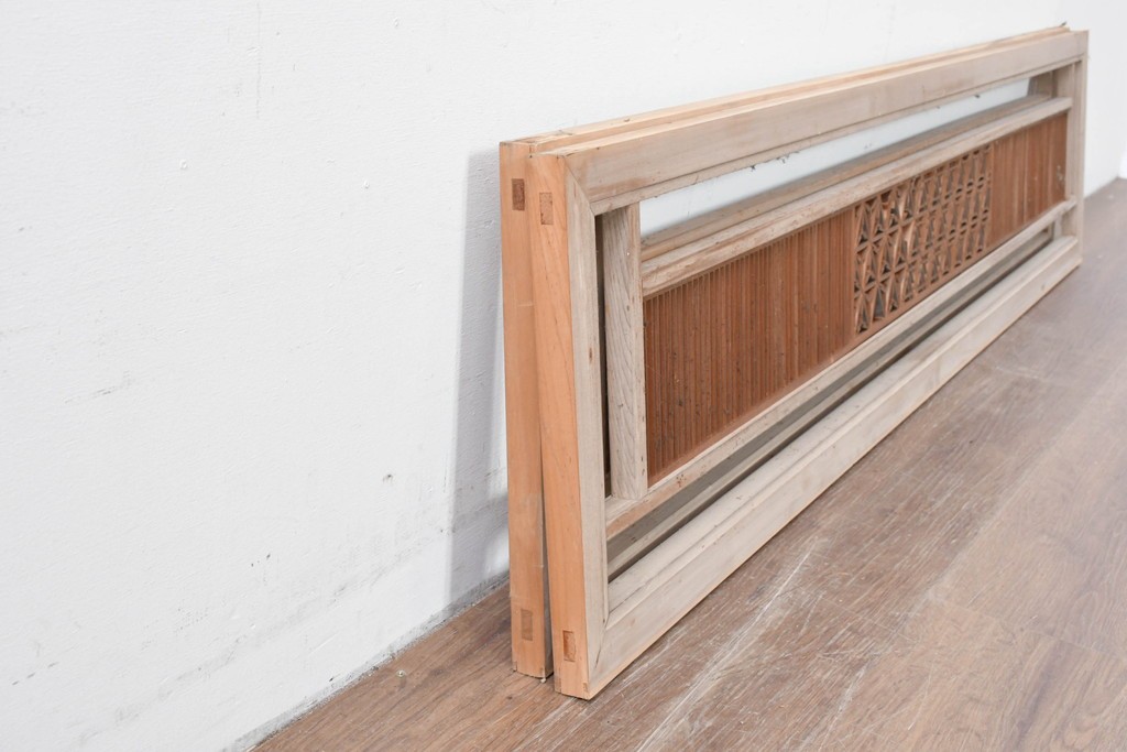 アンティーク建具　昭和初期　組子入り　幾何学模様の組子と繊細な格子が調和した欄間2枚セット　(R-085627)