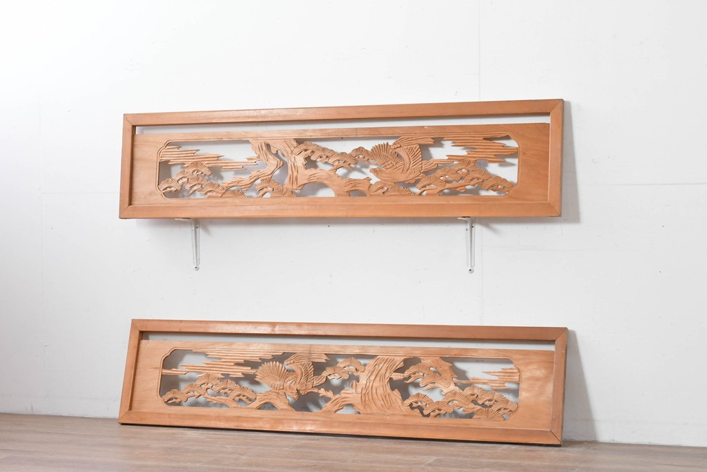 ヴィンテージ建具　昭和中期　彫刻入り　松の枝ぶりと羽を広げた鳥の姿を表現した欄間2枚セット　(R-085628)