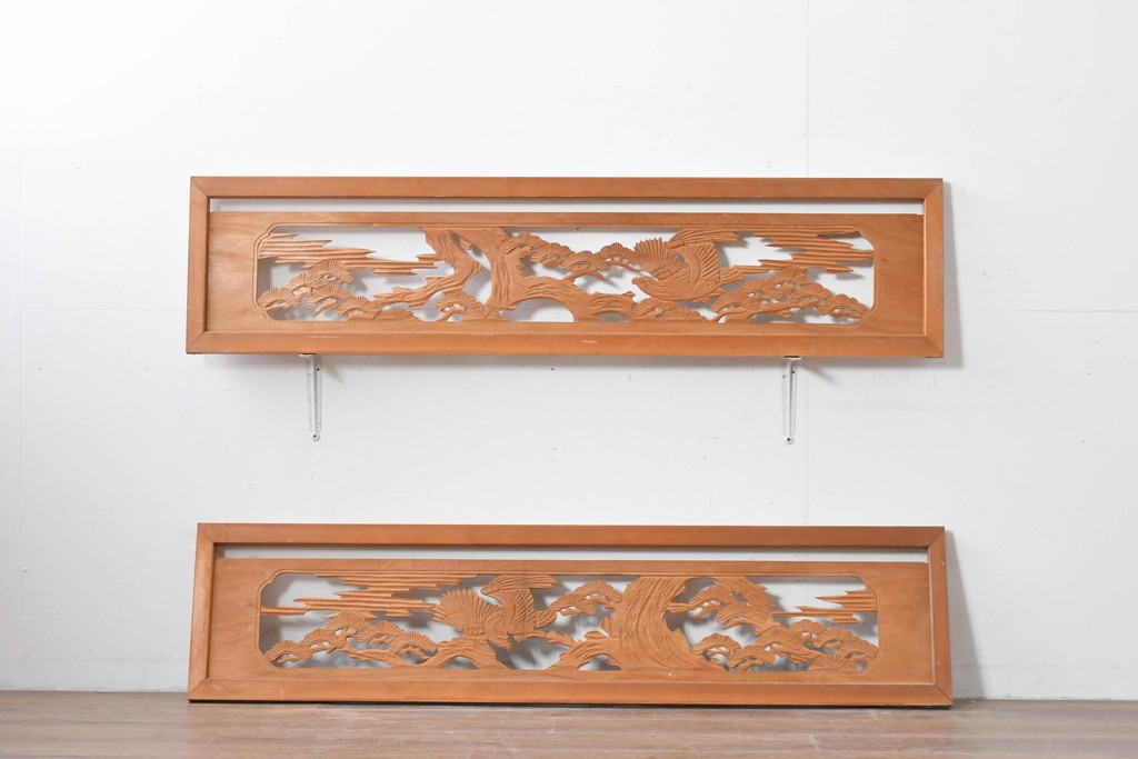 ヴィンテージ建具　昭和中期　彫刻入り　松の枝ぶりと羽を広げた鳥の姿を表現した欄間2枚セット　(R-085628)