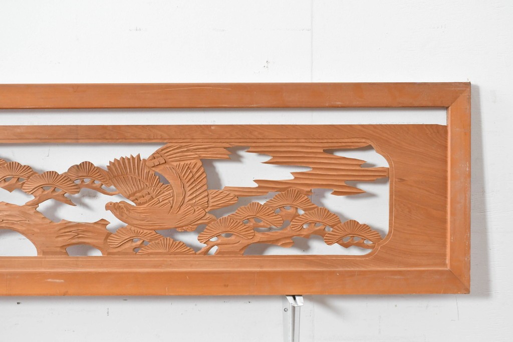 ヴィンテージ建具　昭和中期　彫刻入り　松の枝ぶりと羽を広げた鳥の姿を表現した欄間2枚セット　(R-085628)