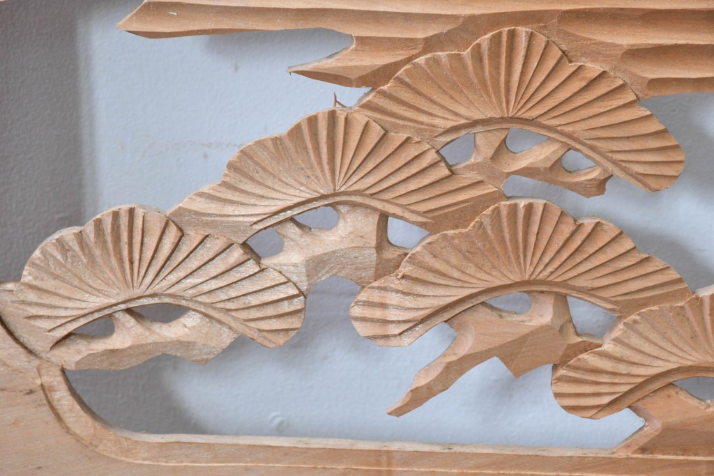 ヴィンテージ建具　昭和中期　彫刻入り　松の枝ぶりと羽を広げた鳥の姿を表現した欄間2枚セット　(R-085628)