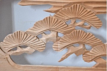 ヴィンテージ建具　昭和中期　彫刻入り　松の枝ぶりと羽を広げた鳥の姿を表現した欄間2枚セット　(R-085628)