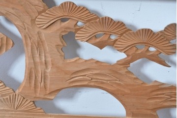 ヴィンテージ建具　昭和中期　彫刻入り　松の枝ぶりと羽を広げた鳥の姿を表現した欄間2枚セット　(R-085628)