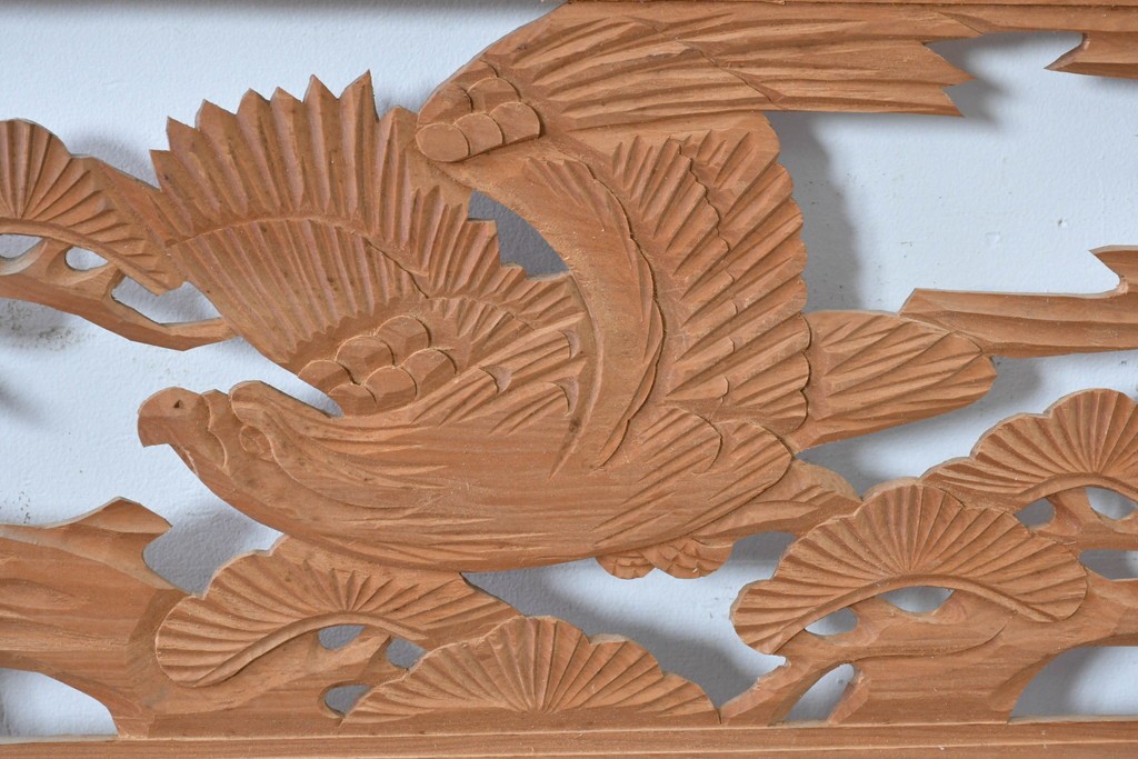 ヴィンテージ建具　昭和中期　彫刻入り　松の枝ぶりと羽を広げた鳥の姿を表現した欄間2枚セット　(R-085628)
