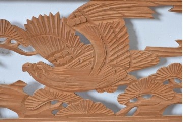 ヴィンテージ建具　昭和中期　彫刻入り　松の枝ぶりと羽を広げた鳥の姿を表現した欄間2枚セット　(R-085628)