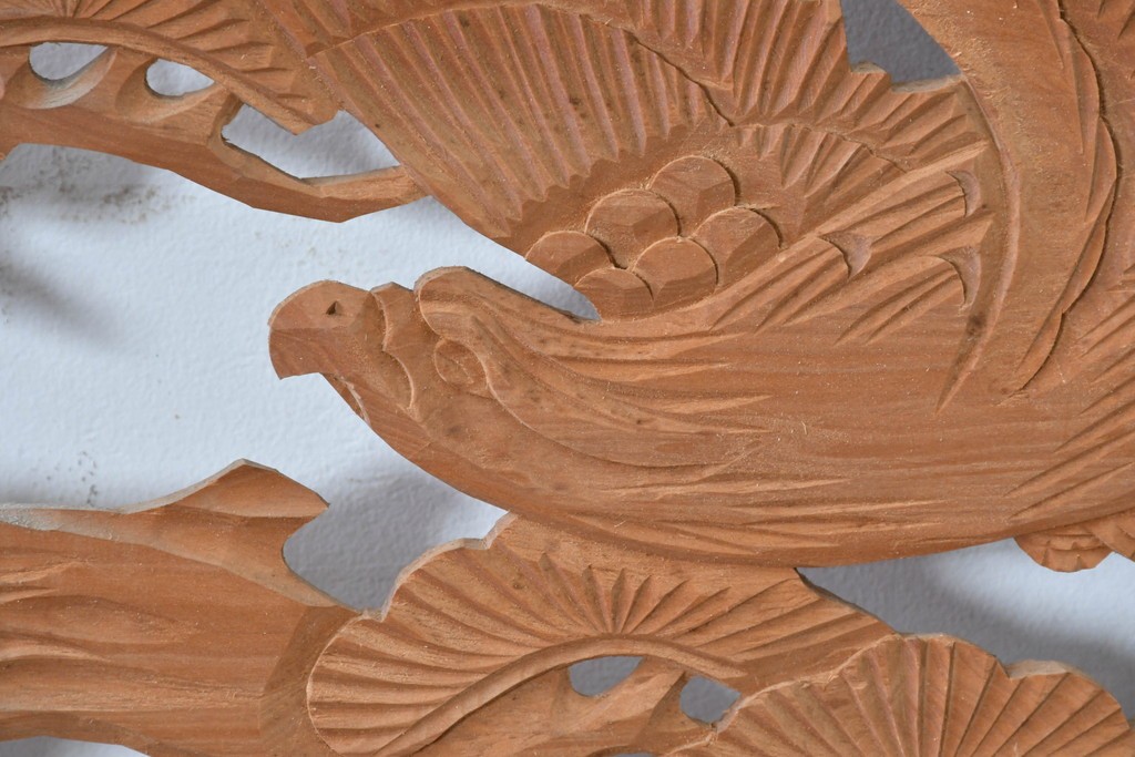 ヴィンテージ建具　昭和中期　彫刻入り　松の枝ぶりと羽を広げた鳥の姿を表現した欄間2枚セット　(R-085628)