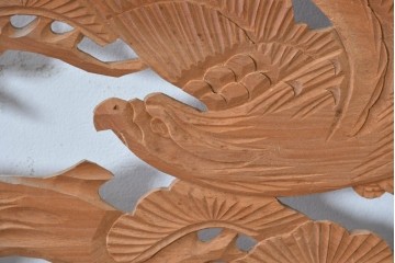 ヴィンテージ建具　昭和中期　彫刻入り　松の枝ぶりと羽を広げた鳥の姿を表現した欄間2枚セット　(R-085628)