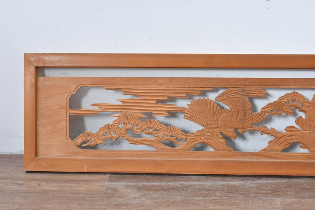 ヴィンテージ建具　昭和中期　彫刻入り　松の枝ぶりと羽を広げた鳥の姿を表現した欄間2枚セット　(R-085628)