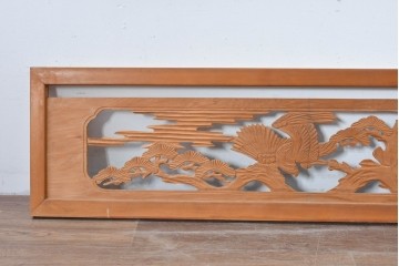 ヴィンテージ建具　昭和中期　彫刻入り　松の枝ぶりと羽を広げた鳥の姿を表現した欄間2枚セット　(R-085628)