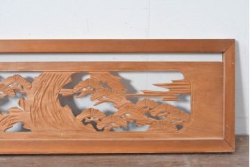 ヴィンテージ建具　昭和中期　彫刻入り　松の枝ぶりと羽を広げた鳥の姿を表現した欄間2枚セット　(R-085628)