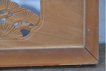 ヴィンテージ建具　昭和中期　彫刻入り　松の枝ぶりと羽を広げた鳥の姿を表現した欄間2枚セット　(R-085628)