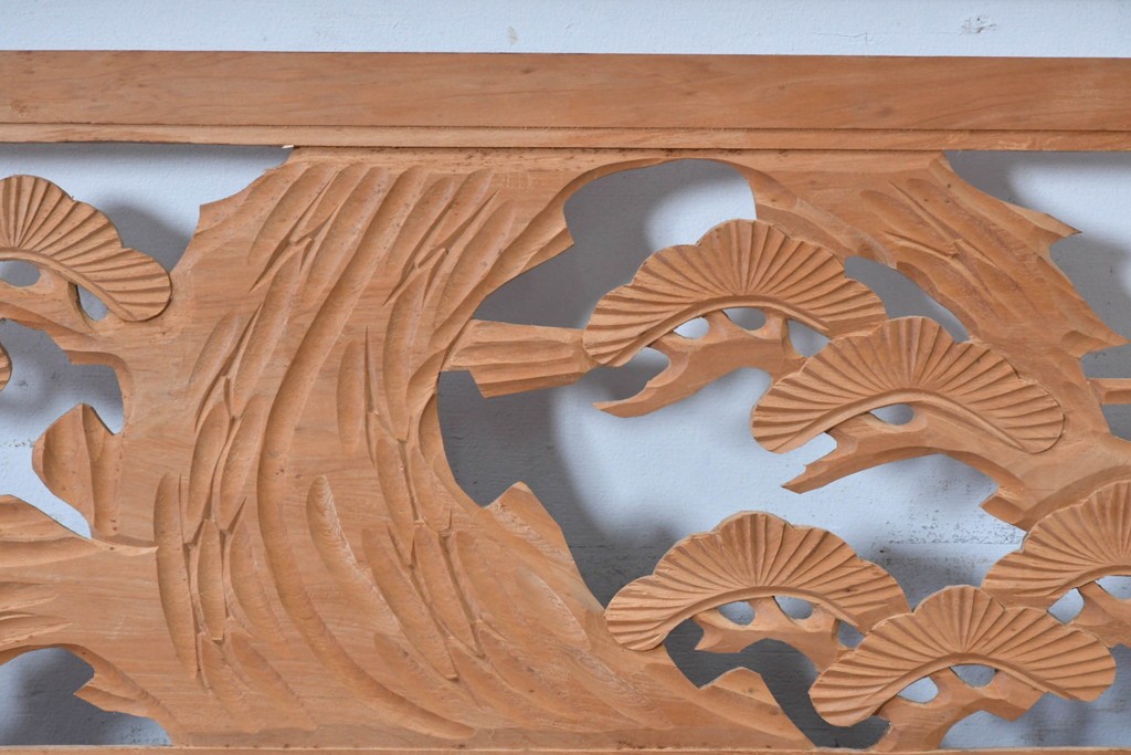 ヴィンテージ建具　昭和中期　彫刻入り　松の枝ぶりと羽を広げた鳥の姿を表現した欄間2枚セット　(R-085628)