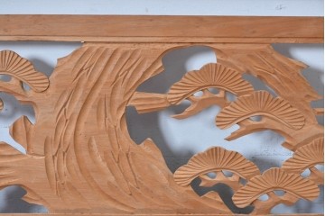 ヴィンテージ建具　昭和中期　彫刻入り　松の枝ぶりと羽を広げた鳥の姿を表現した欄間2枚セット　(R-085628)