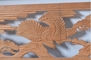 ヴィンテージ建具　昭和中期　彫刻入り　松の枝ぶりと羽を広げた鳥の姿を表現した欄間2枚セット　(R-085628)