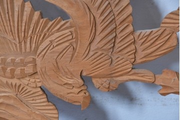 ヴィンテージ建具　昭和中期　彫刻入り　松の枝ぶりと羽を広げた鳥の姿を表現した欄間2枚セット　(R-085628)