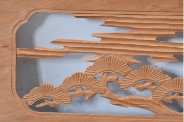 ヴィンテージ建具　昭和中期　彫刻入り　松の枝ぶりと羽を広げた鳥の姿を表現した欄間2枚セット　(R-085628)