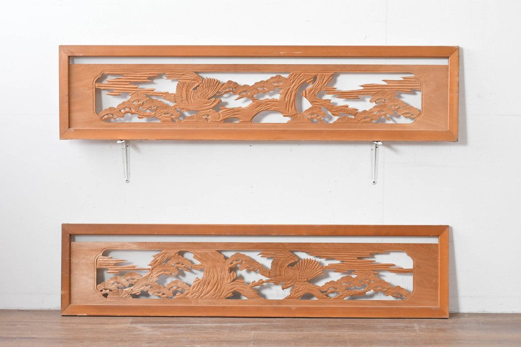 ヴィンテージ建具　昭和中期　彫刻入り　松の枝ぶりと羽を広げた鳥の姿を表現した欄間2枚セット　(R-085628)