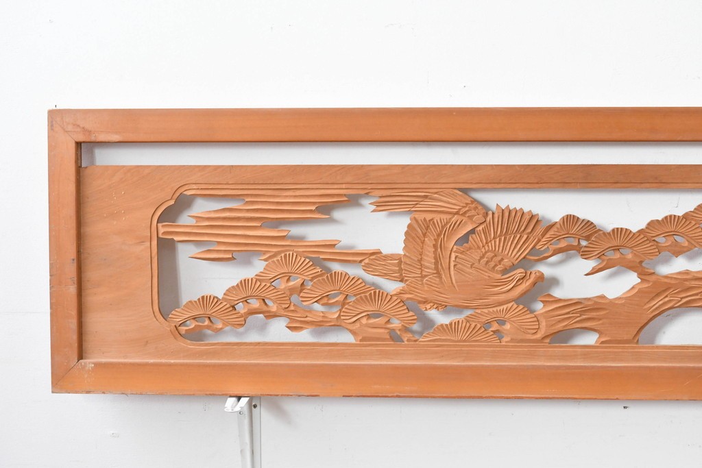 ヴィンテージ建具　昭和中期　彫刻入り　松の枝ぶりと羽を広げた鳥の姿を表現した欄間2枚セット　(R-085628)