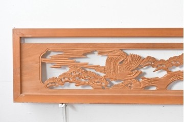 ヴィンテージ建具　昭和中期　彫刻入り　松の枝ぶりと羽を広げた鳥の姿を表現した欄間2枚セット　(R-085628)