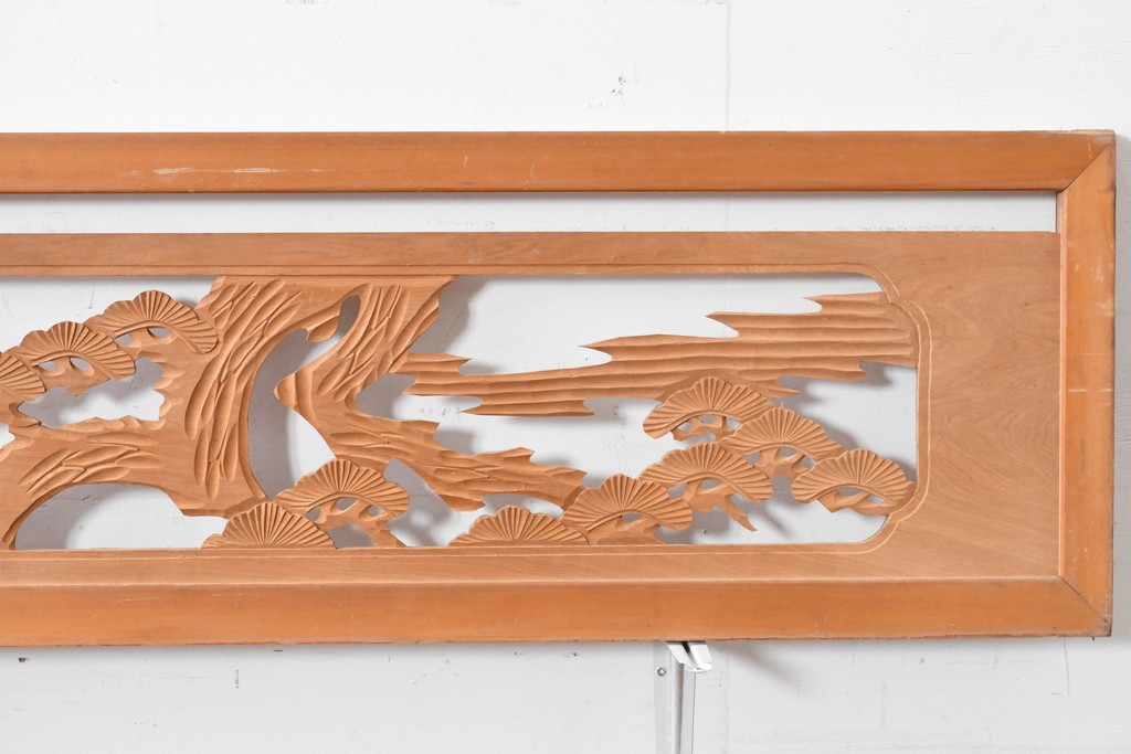 ヴィンテージ建具　昭和中期　彫刻入り　松の枝ぶりと羽を広げた鳥の姿を表現した欄間2枚セット　(R-085628)