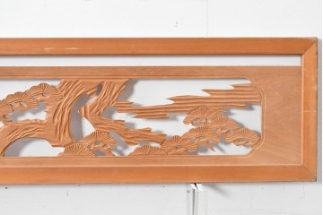 ヴィンテージ建具　昭和中期　彫刻入り　松の枝ぶりと羽を広げた鳥の姿を表現した欄間2枚セット　(R-085628)