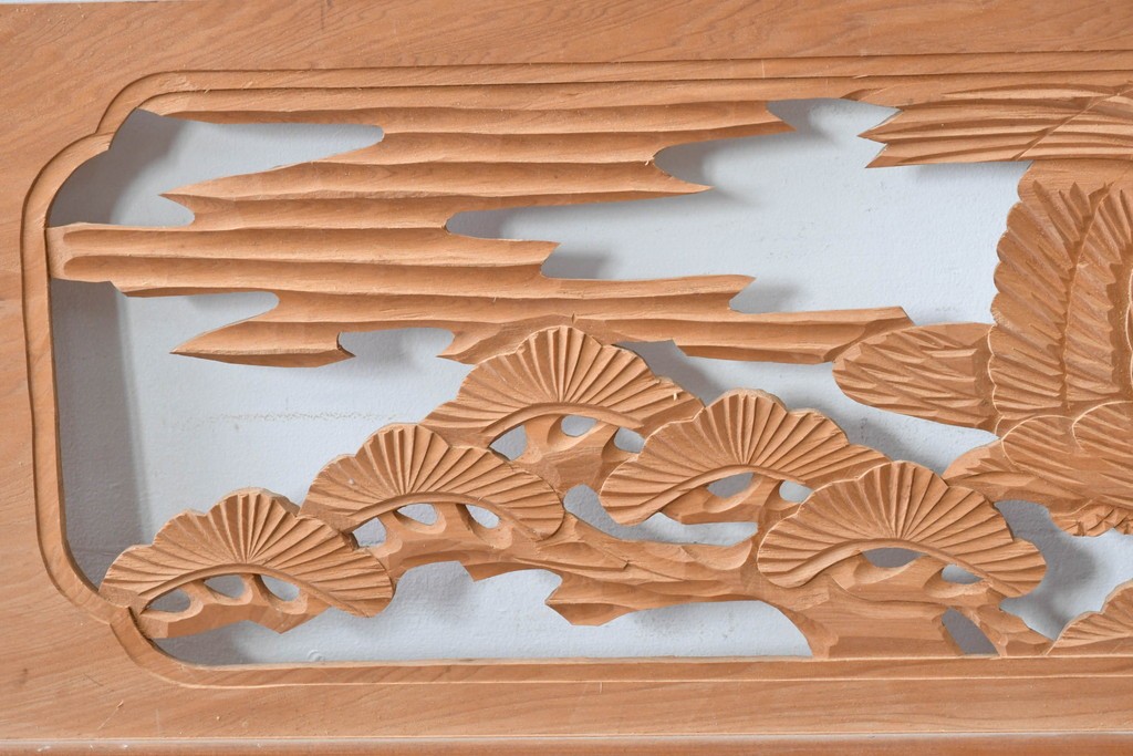 ヴィンテージ建具　昭和中期　彫刻入り　松の枝ぶりと羽を広げた鳥の姿を表現した欄間2枚セット　(R-085628)