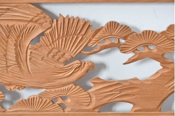 ヴィンテージ建具　昭和中期　彫刻入り　松の枝ぶりと羽を広げた鳥の姿を表現した欄間2枚セット　(R-085628)