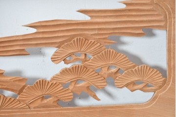 ヴィンテージ建具　昭和中期　彫刻入り　松の枝ぶりと羽を広げた鳥の姿を表現した欄間2枚セット　(R-085628)