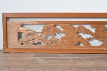 ヴィンテージ建具　昭和中期　彫刻入り　松の枝ぶりと羽を広げた鳥の姿を表現した欄間2枚セット　(R-085628)