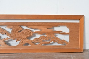 ヴィンテージ建具　昭和中期　彫刻入り　松の枝ぶりと羽を広げた鳥の姿を表現した欄間2枚セット　(R-085628)