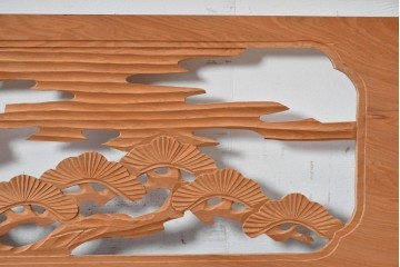 ヴィンテージ建具　昭和中期　彫刻入り　松の枝ぶりと羽を広げた鳥の姿を表現した欄間2枚セット　(R-085628)