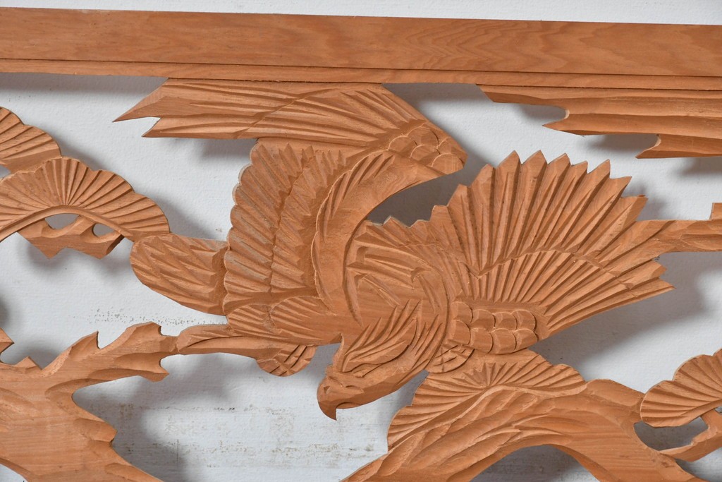 ヴィンテージ建具　昭和中期　彫刻入り　松の枝ぶりと羽を広げた鳥の姿を表現した欄間2枚セット　(R-085628)