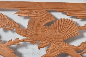 ヴィンテージ建具　昭和中期　彫刻入り　松の枝ぶりと羽を広げた鳥の姿を表現した欄間2枚セット　(R-085628)