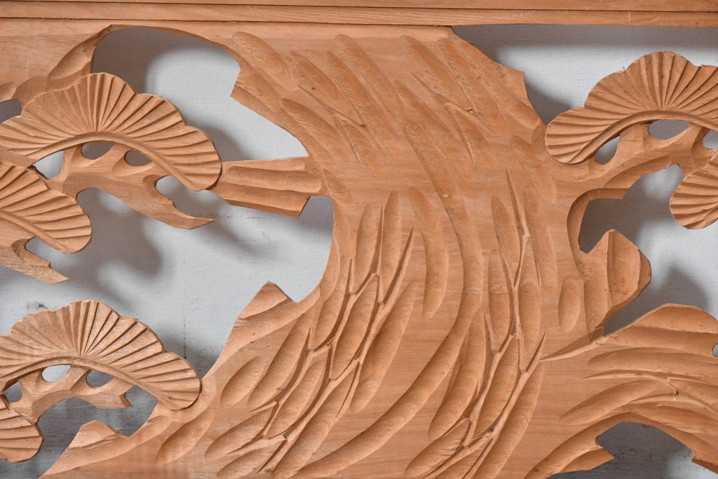 ヴィンテージ建具　昭和中期　彫刻入り　松の枝ぶりと羽を広げた鳥の姿を表現した欄間2枚セット　(R-085628)