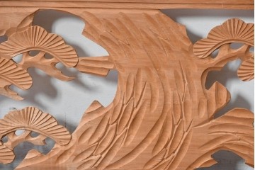 ヴィンテージ建具　昭和中期　彫刻入り　松の枝ぶりと羽を広げた鳥の姿を表現した欄間2枚セット　(R-085628)