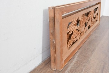 ヴィンテージ建具　昭和中期　彫刻入り　松の枝ぶりと羽を広げた鳥の姿を表現した欄間2枚セット　(R-085628)