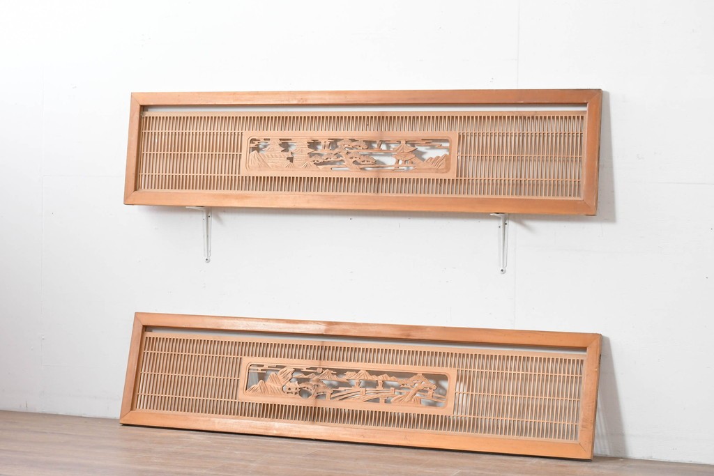 ヴィンテージ建具　昭和中期　彫刻入り　松と風景意匠が広がる趣深い格子欄間2枚セット　(R-085631)