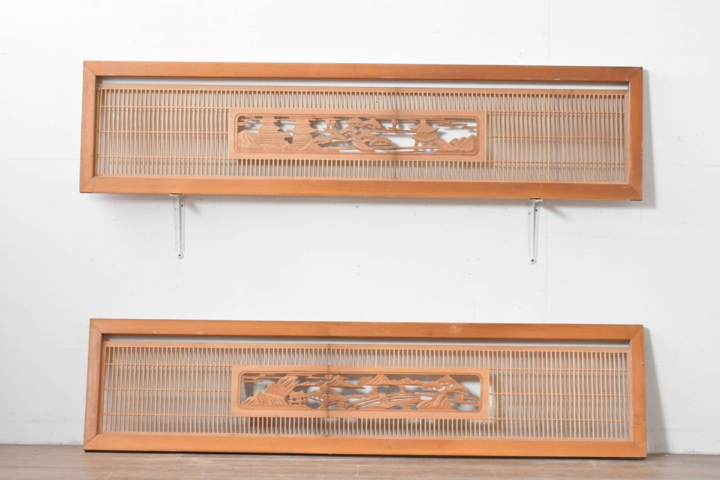 ヴィンテージ建具　昭和中期　彫刻入り　松と風景意匠が広がる趣深い格子欄間2枚セット　(R-085631)