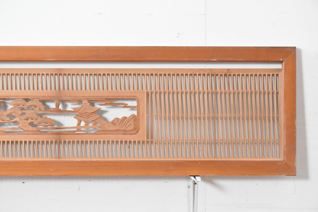 ヴィンテージ建具　昭和中期　彫刻入り　松と風景意匠が広がる趣深い格子欄間2枚セット　(R-085631)