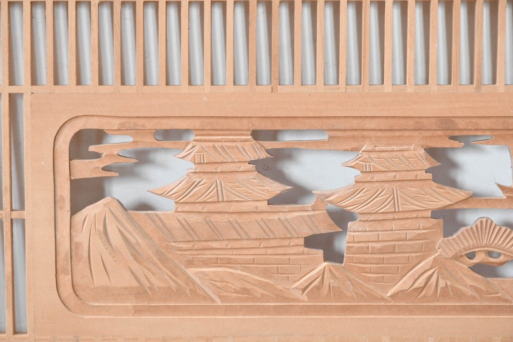 ヴィンテージ建具　昭和中期　彫刻入り　松と風景意匠が広がる趣深い格子欄間2枚セット　(R-085631)