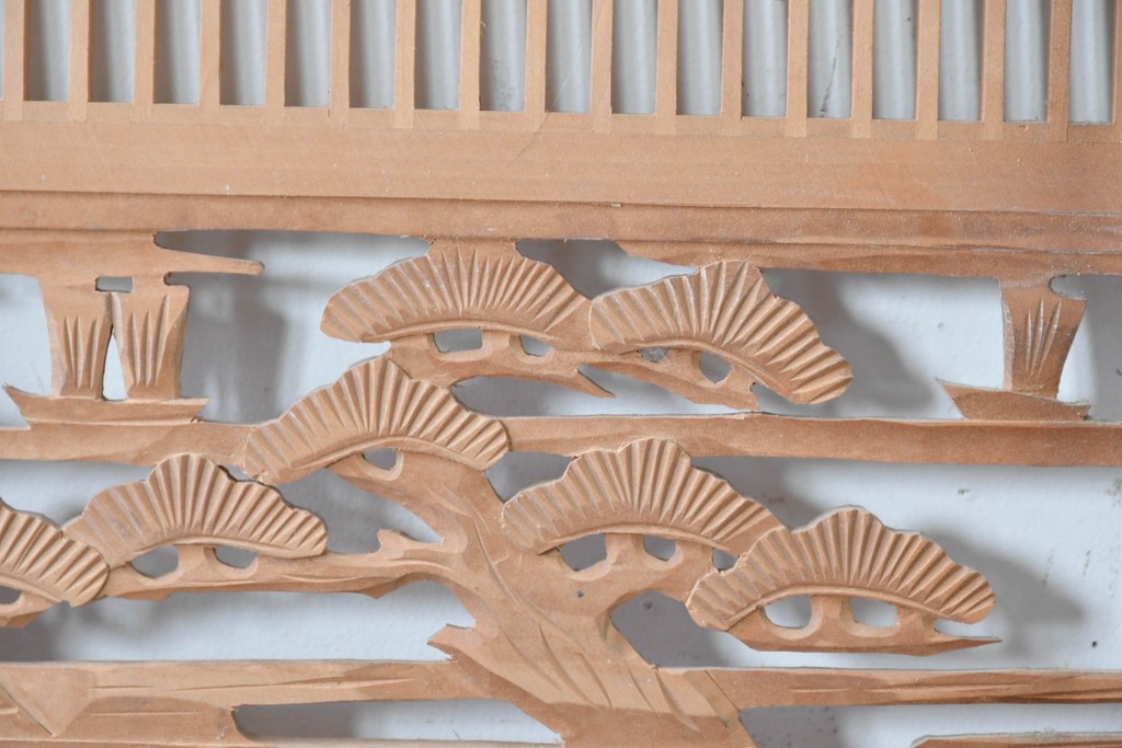 ヴィンテージ建具　昭和中期　彫刻入り　松と風景意匠が広がる趣深い格子欄間2枚セット　(R-085631)