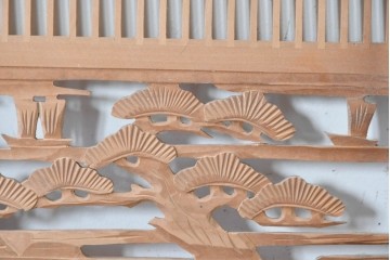 ヴィンテージ建具　昭和中期　彫刻入り　松と風景意匠が広がる趣深い格子欄間2枚セット　(R-085631)