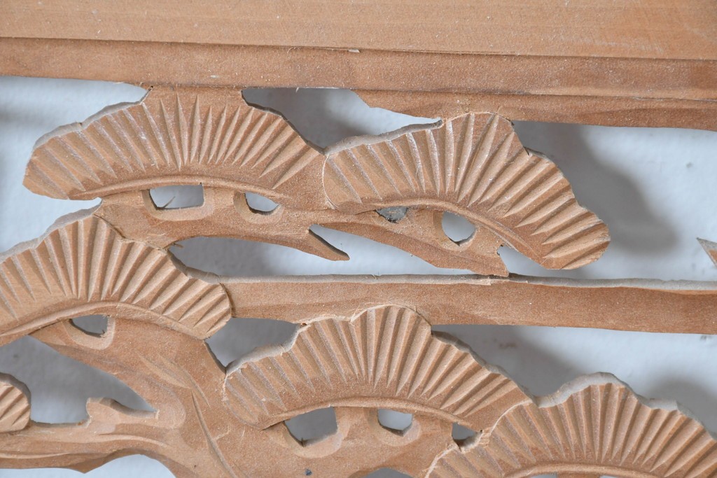 ヴィンテージ建具　昭和中期　彫刻入り　松と風景意匠が広がる趣深い格子欄間2枚セット　(R-085631)