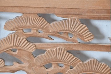 ヴィンテージ建具　昭和中期　彫刻入り　松と風景意匠が広がる趣深い格子欄間2枚セット　(R-085631)